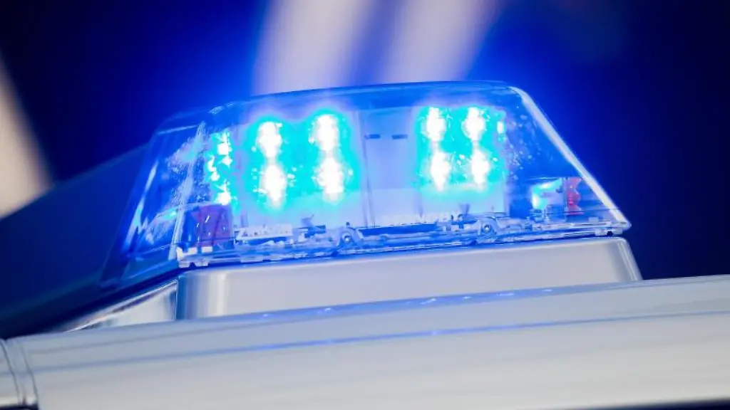 Blaulicht-auf-einem-Polizeifahrzeug