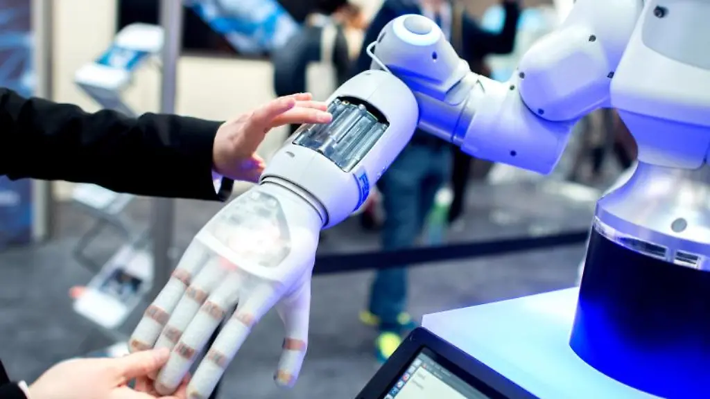 Eine-Person-greift-die-Hand-eines-Roboters