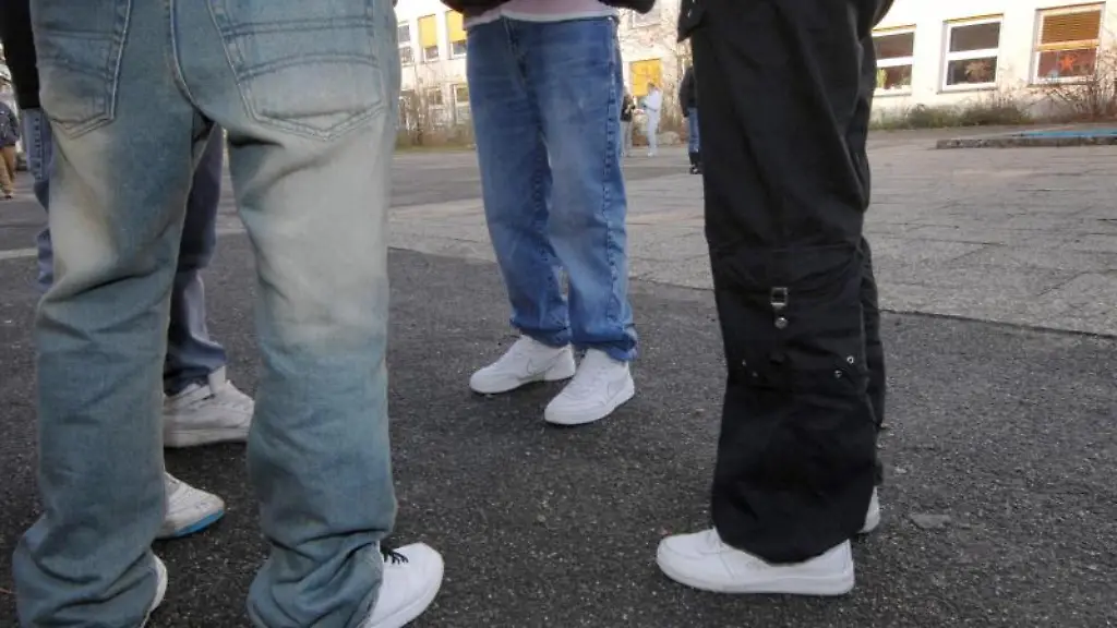 Schueler-stehen-auf-einem-Schulhof