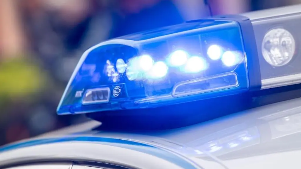 Blaulicht-leuchtet-auf-dem-Dach-eines-Polizeiwagens