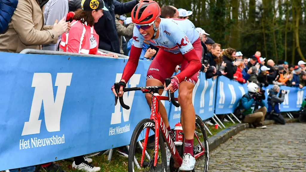 Nils-Politt-kann-auch-auf-den-unangenehmen-Pflastersteinpassagen-bestehen-Eine-Qualitaet-die-ihn-fuer-die-Flandernrundfahrt-mehr-noch-aber-fuer-Paris-Roubaix-praedestiniert