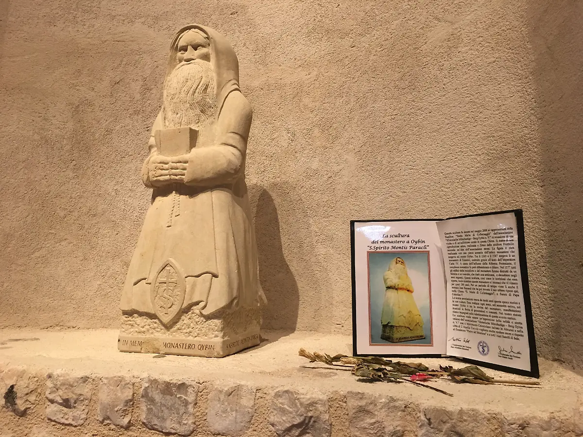 15-Statue-Collemaggio