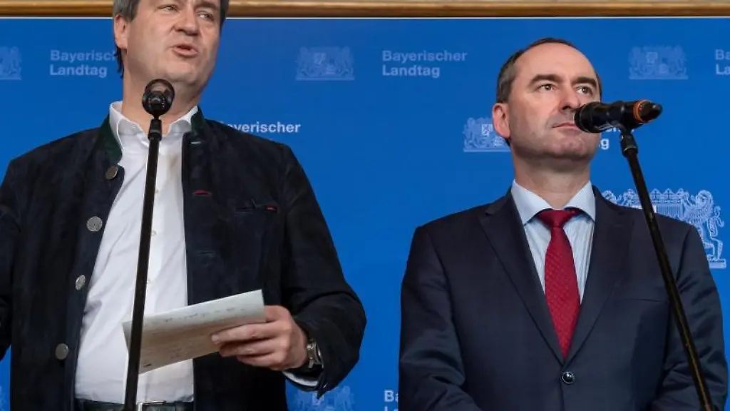 Markus-Soeder-l-CSU-und-Hubert-Aiwanger-Freie-Waehler-waehrend-einer-Pressekonferenz