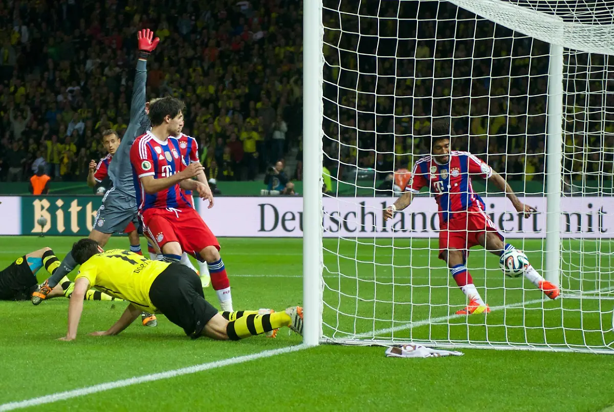 Pokalfinale-2014-Bayern-Verteidiger-Dante-klaert-einen-Kopfball-von-Mats-Hummels-damals-BVB-klar-hinter-gerade-so-noch-auf-der-Linie-Bayern-gewinnt-2-0-nach-Verlaengerung