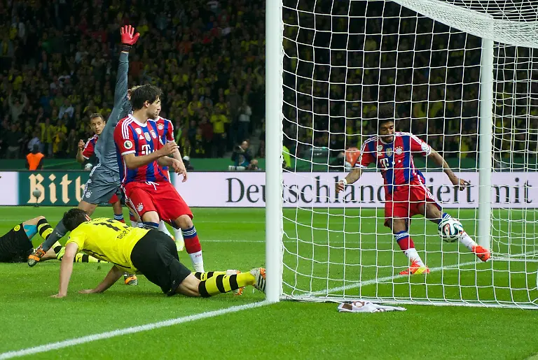Pokalfinale-2014-Bayern-Verteidiger-Dante-klaert-einen-Kopfball-von-Mats-Hummels-damals-BVB-klar-hinter-gerade-so-noch-auf-der-Linie-Bayern-gewinnt-2-0-nach-Verlaengerung