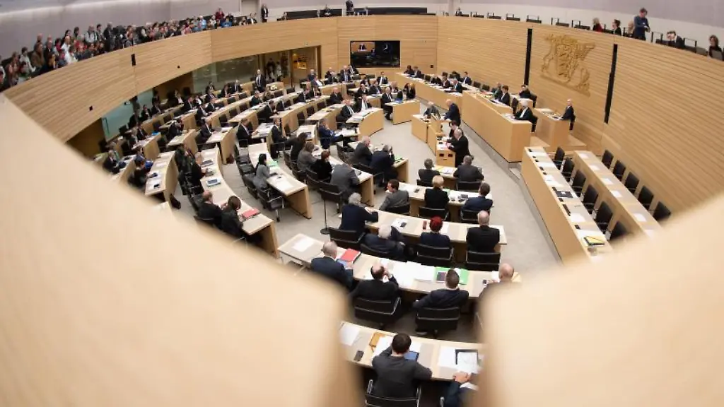 Die-Abgeordneten-sitzen-im-Landtag-von-Baden-Wuerttemberg-Aufnahme-mit-Fisheye-Objektiv