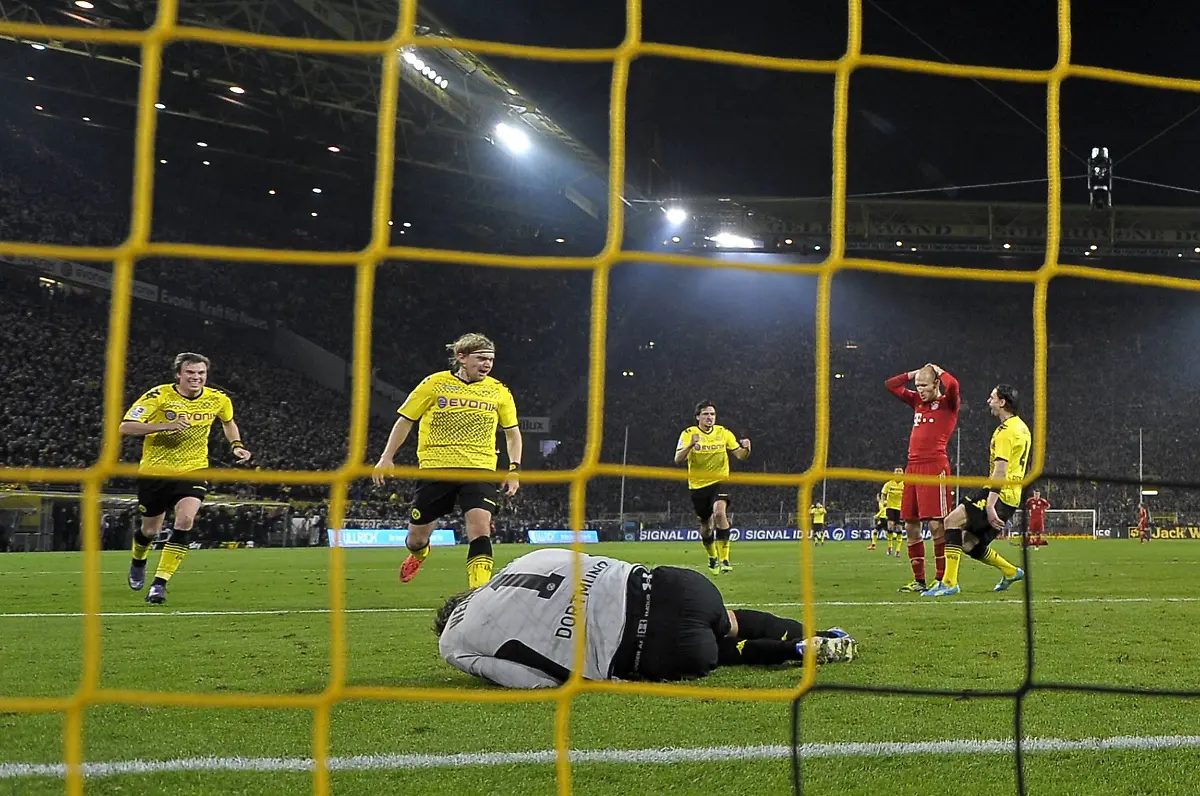 Der-Moment-in-dem-Roman-Weidenfeller-die-Meisterschaft-fuer-den-BVB-fest-hielt-Die-Bayern-benoetigten-am-30-Spieltag-der-Saison-2011-12-einen-Sieg-in-Dortmund-um-im-Meisterrennen-zu-bleiben-Das-wusste-natuerlich-auch-Arjen-Robben