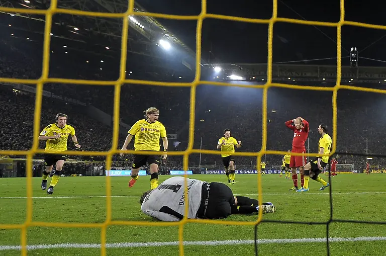 Der-Moment-in-dem-Roman-Weidenfeller-die-Meisterschaft-fuer-den-BVB-fest-hielt-Die-Bayern-benoetigten-am-30-Spieltag-der-Saison-2011-12-einen-Sieg-in-Dortmund-um-im-Meisterrennen-zu-bleiben-Das-wusste-natuerlich-auch-Arjen-Robben