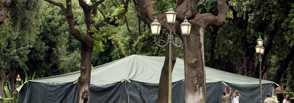 Gaddafi zeltet in den fürstlichen Gärten der Villa Pamphili in Rom.