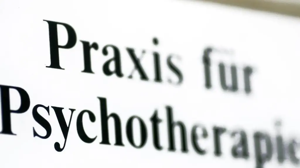 Ein-Schild-mit-der-Aufschrift-Praxis-fuer-Psychotherapie