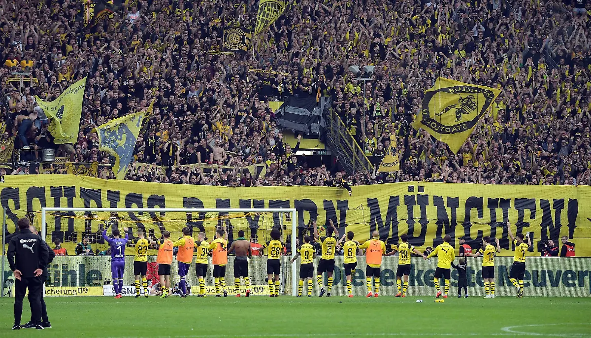 Die-Suedtribuene-schickt-den-Dortmunder-Profis-nach-dem-2-0-Sieg-ueber-den-VfL-Wolfsburg-eine-kleine-Erinnerung-mit-nach-Muenchen