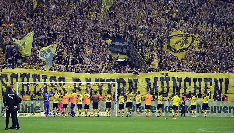 Die-Suedtribuene-schickt-den-Dortmunder-Profis-nach-dem-2-0-Sieg-ueber-den-VfL-Wolfsburg-eine-kleine-Erinnerung-mit-nach-Muenchen