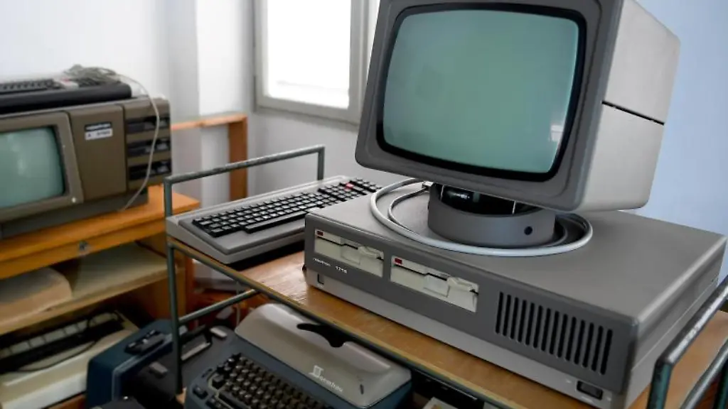 Der-Computer-robotron-1715-steht-im-Museum-der-DDR-Produkte