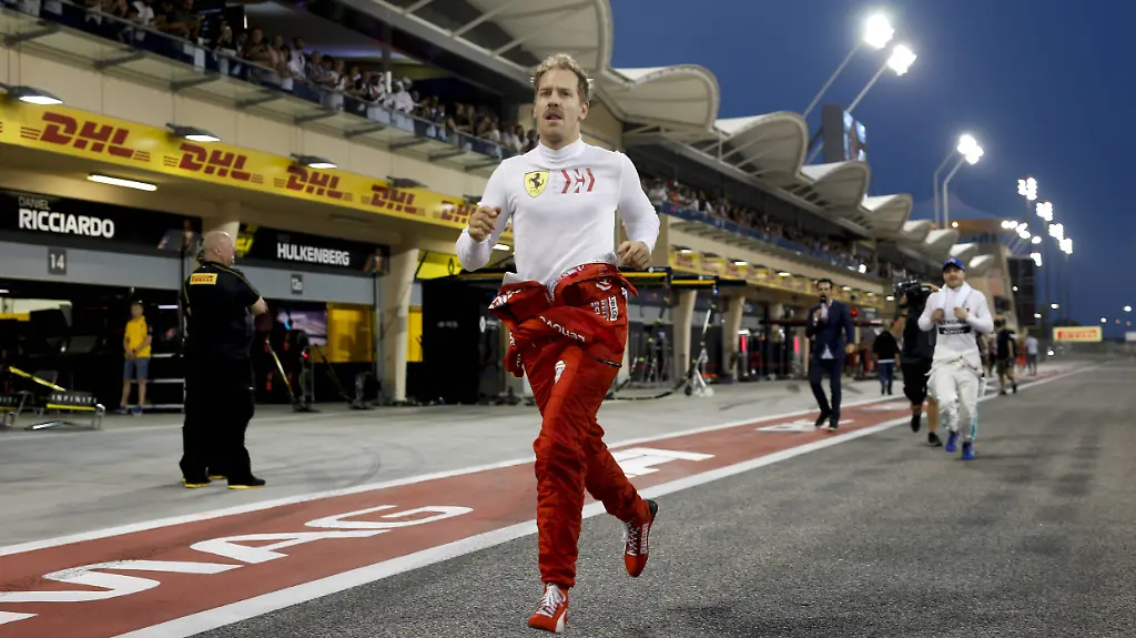 Nichts-wie-weg-Sebastian-Vettel-kassierte-nach-dem-Bahrain-Rennen-eine-Menge-Haeme-sogar-wegen-seines-Schnurrbartes
