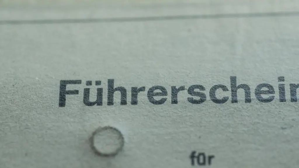 Ein-alter-Fuehrerschein-liegt-auf-einem-Tisch