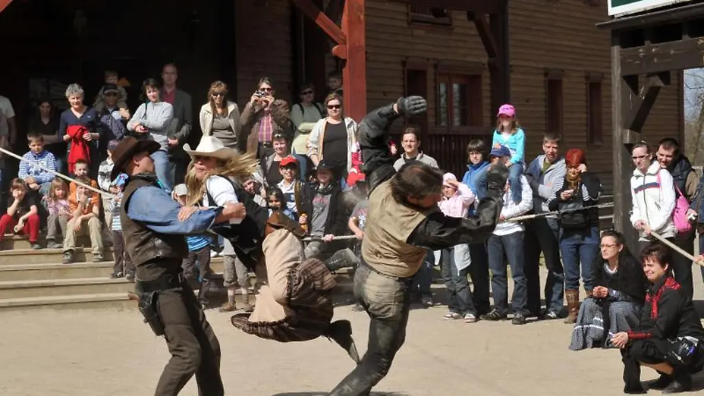 Ein-zuenftige-Pruegelei-findet-vor-dem-Saloon-in-der-Westernstadt-Eldorado-in-Templin-statt