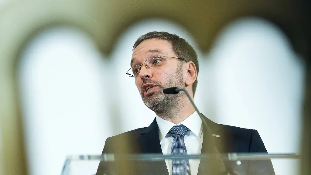 Der-Taeter-hat-verschiedene-einwanderungskritische-Parolen-verwendet-Der-oesterreichische-Innenminister-Kickl