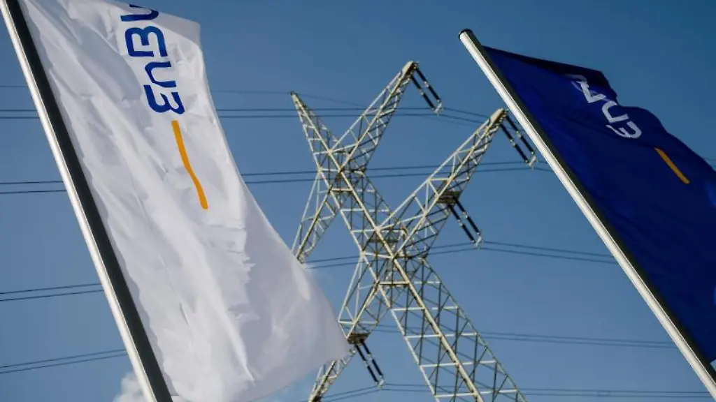 Flaggen-mit-dem-Logo-der-EnBW-Energie-Baden-Wuerttemberg-wehen-vor-einem-Strommasten-an-der-EnBW-City