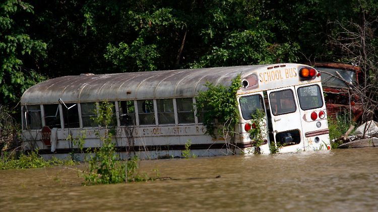 Ein von der Flut mitgerissener Bus in Satartia.
