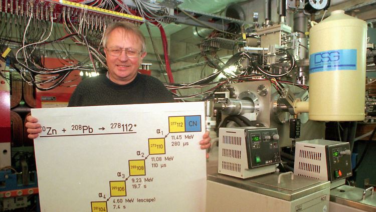Physiker Sigurd Hofmann zeigt, wie er das neue Element vor 13 Jahren zusammen mit seinem Team gefunden hat.