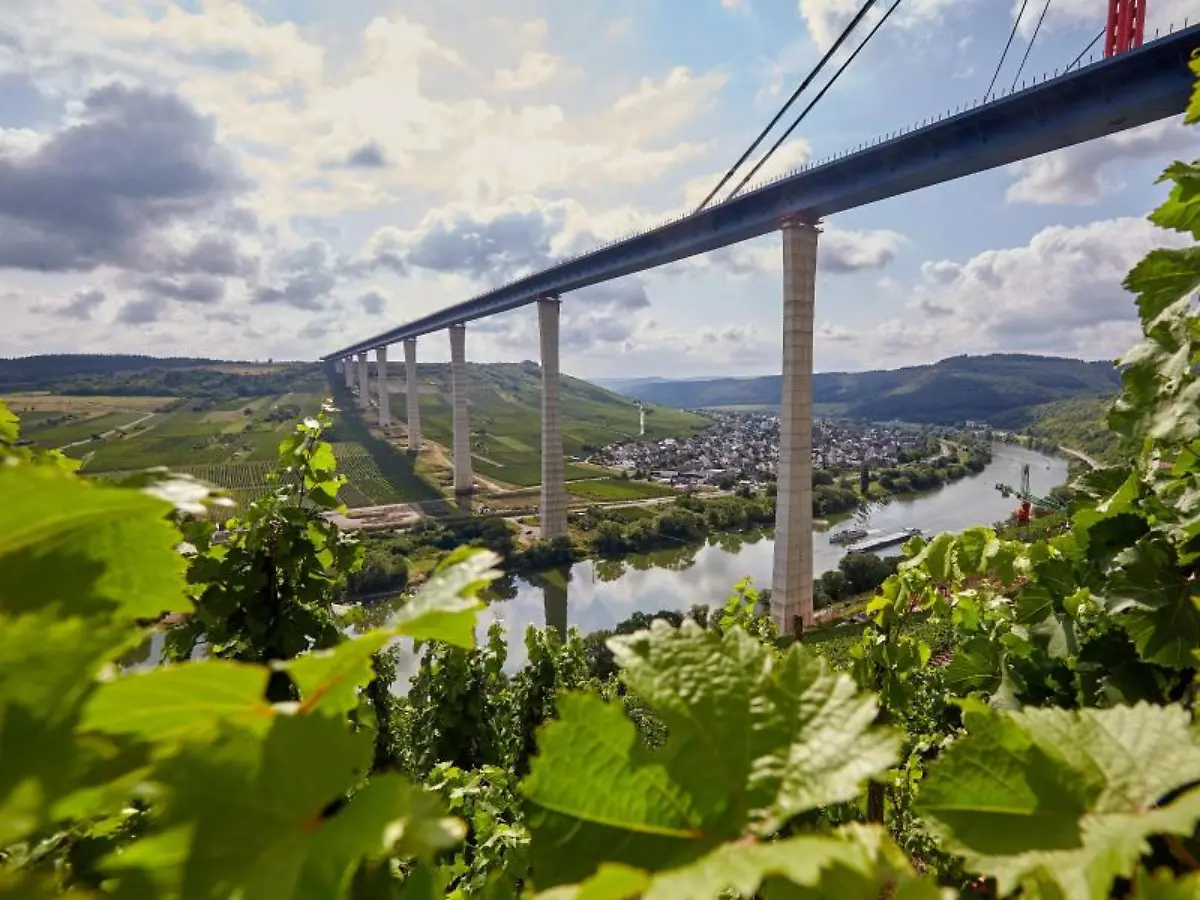 Die-rund-1-7-Kilometer-lange-Hochmoselbruecke