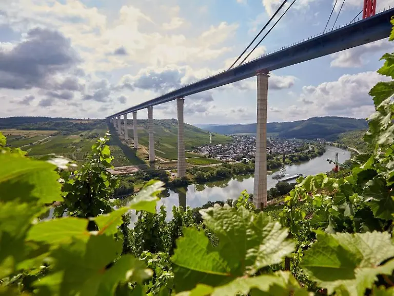 Die-rund-1-7-Kilometer-lange-Hochmoselbruecke