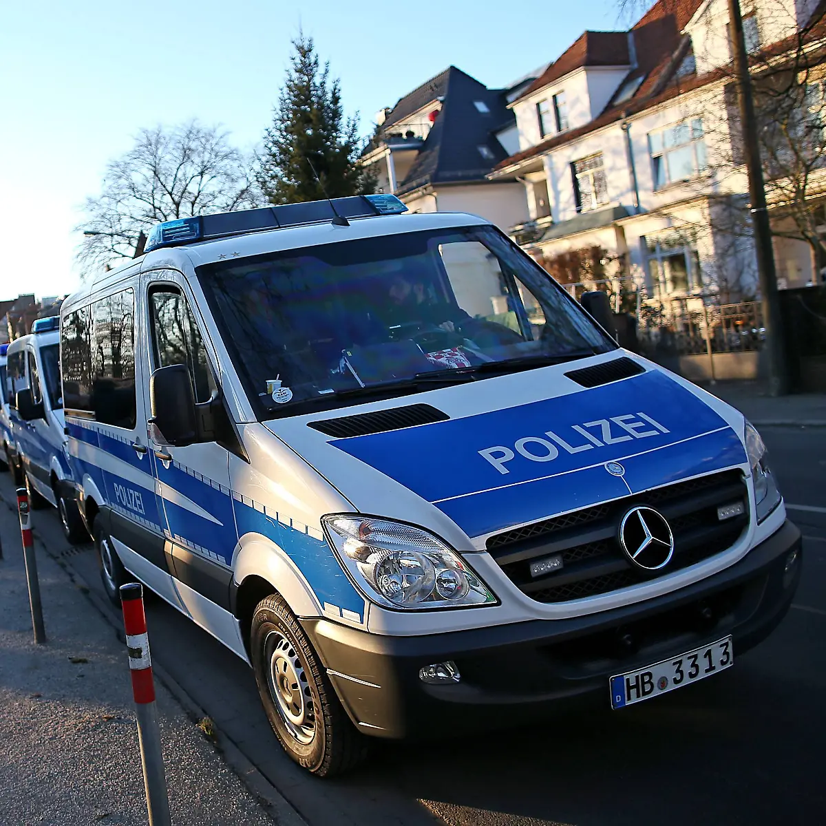 Blau-Weiss-ist-auch-bei-Spielen-in-Bremen-eine-praesente-Farbkombination-auch-wenn-die-Anhaenger-des-Nordrivalen-aus-Hamburg-nicht-in-der-Stadt-sind