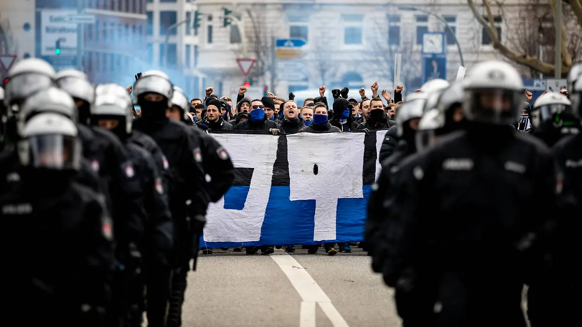 Polizeieinsaetze-sind-teuer-Kosten-die-ab-der-kommenden-Saison-auf-die-Profi-Vereine-zukommen-koennten
