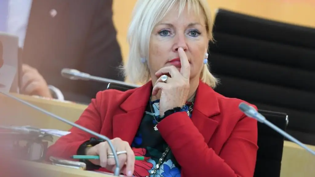 Kristina-Sinemus-parteilos-nimmt-an-einer-Plenarsitzung-des-Hessischen-Landtags-teil