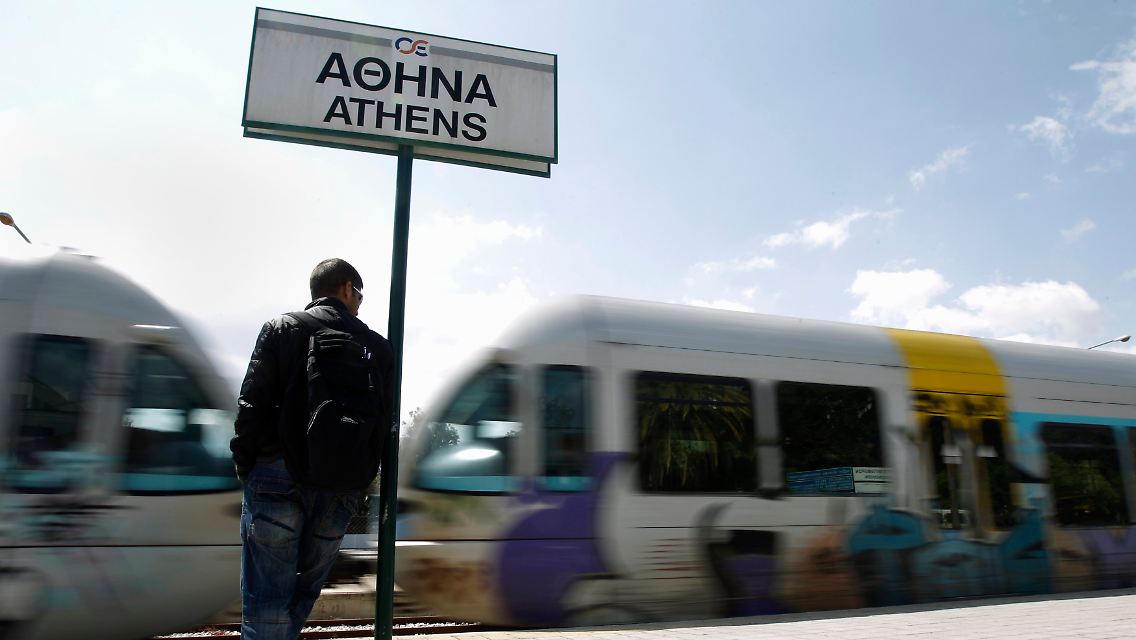 2011-05-10T140339Z_01_ATH05_RTRMDNP_3_GREECE.JPG4960354156349118956.jpg
