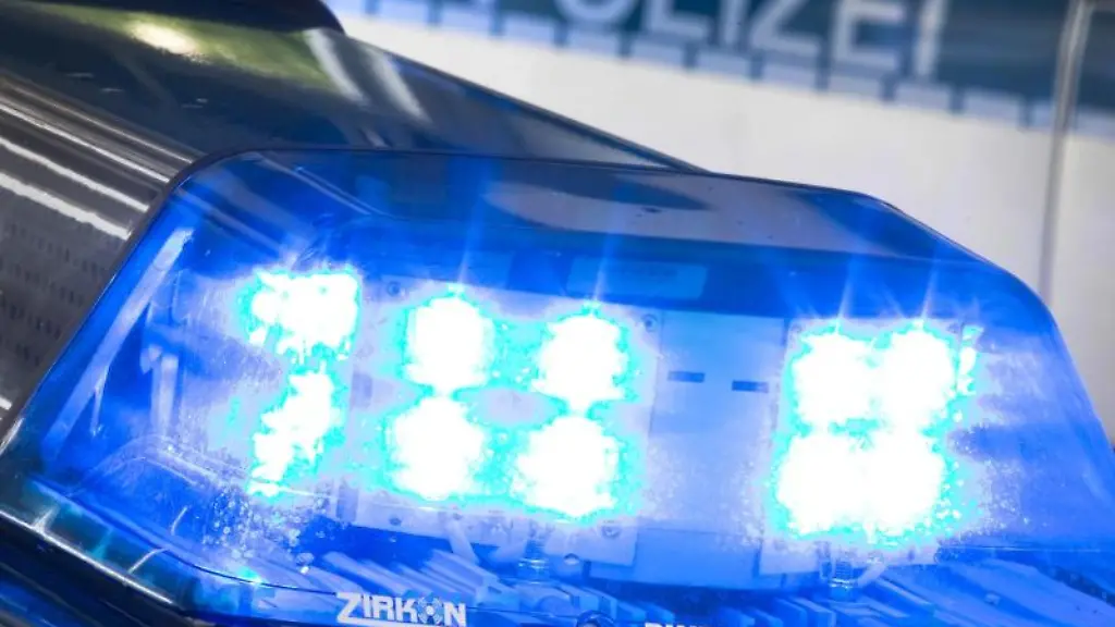 Ein-Blaulicht-leuchtet-auf-dem-Dach-eines-Polizeiwagens