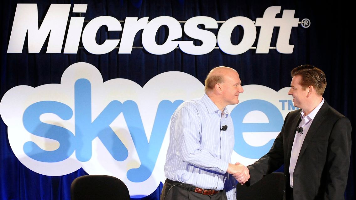 Nichts ist billiger als ein direkter Draht: Microsoft-Chef Ballmer (l.) freut sich über gesparte Gebühren bei der Übernahme von Skype.