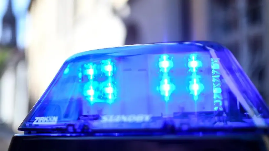 Ein-Blaulicht-der-Polizei
