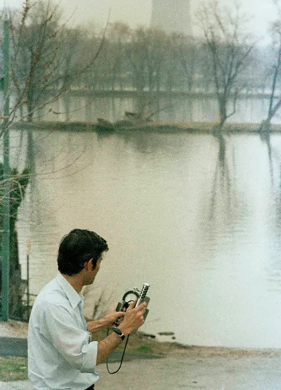BILD-8-An-unidentified-man-carries-a-Geiger-counter-in-the-vicinity-of-the-Three-Mile-Island-nuclear-plant-near-Harrisburg-Penn-late-March-1979-after-an-accident-allowed-radiation-to-leak-out-int