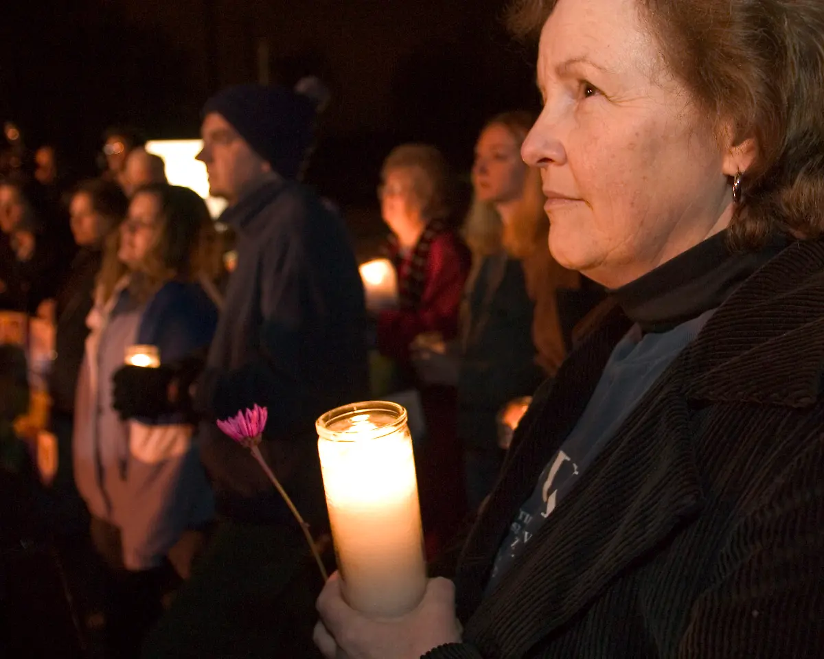 BILD-7-Karen-Culley-of-Fenton-Mich-participates-in-a-moment-of-silence-outside-the-Three-Mile-Island-nuclear-power-plant-a-quarter-of-a-century-after-the-country-s-worst-nuclear-accident-at-the-fa