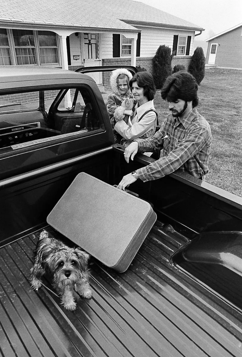 BILD-6-In-this-file-photo-from-March-30-1979-John-Sweitzer-helps-his-neighbor-Mrs-David-Neel-daughter-Danielle-4-and-pet-dog-leave-the-residential-area-next-to-the-Three-Mile-Island-nuclear-p