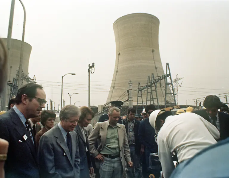 BILD-4-Three-Mile-Island-nuclear-plant-incident-President-Jimmy-Carter-second-from-left-visits-the-nuclear-plant-near-Harrisburg-Pa-USA-April-4-1979-The-plant-started-leaking-radioactive-st