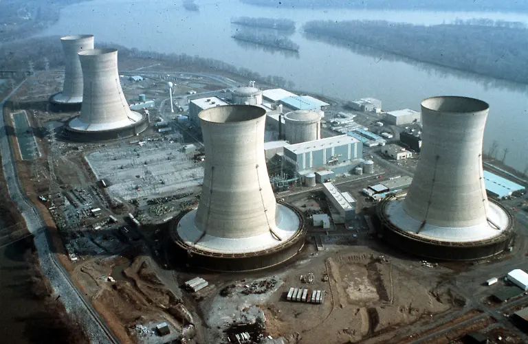 BILD-IAerial-view-of-Three-Mile-Island-nuclear-plant-near-Harrisburg-Pa-scene-of-a-nuclear-accident-Thursday-March-28-1979-The-plant-started-leaking-radioactive-steam-contaminating-the-area