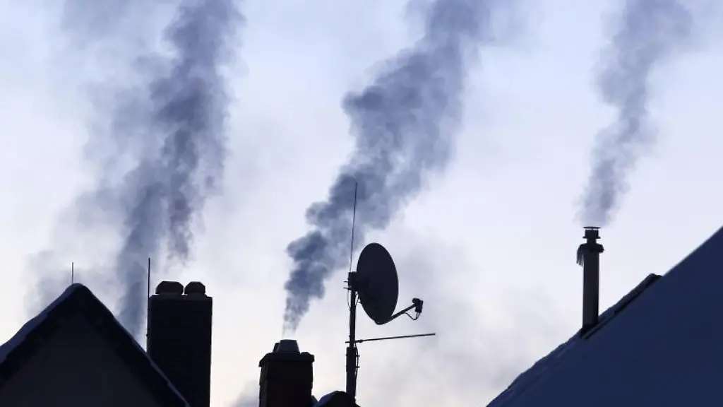 Dampf-ueber-Schornsteinen-moderner-Heizungsanlagen