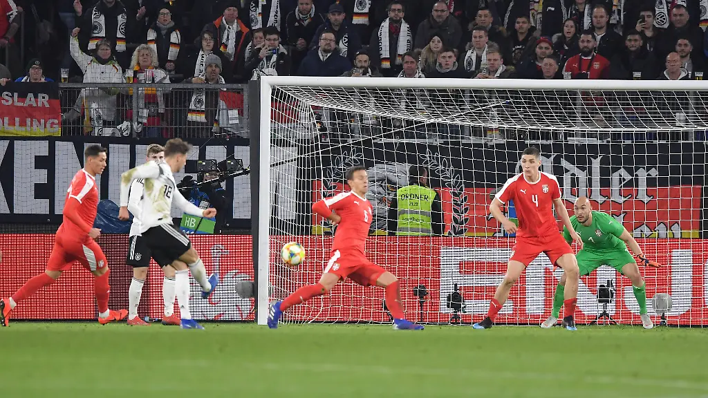 Wenig-spaeter-war-der-eingewechselte-Leon-Goretzka-aber-konsequenter-Der-Profi-vom-FC-Bayern-Muenchen-erzielte-in-der-69-Minute-in-seinem-20-Laenderspiel-schon-sein-siebtes-Tor