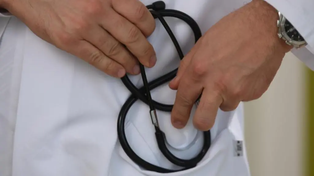 Ein-Arzt-haelt-ein-Stethoskop-in-der-Hand