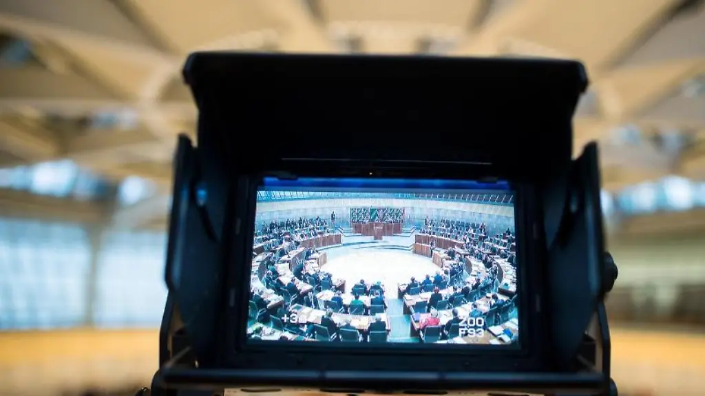 Blick-durch-den-Monitor-einer-Fernsehkamera-ins-Plenum-des-Landtages