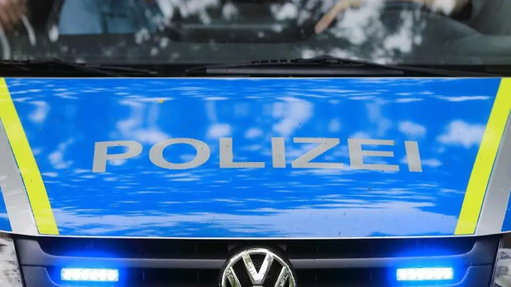 Ein-Fahrzeug-der-Polizei-ist-im-Einsatz