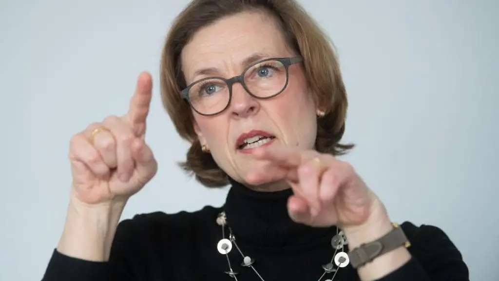 Beate-Bube-spricht-waehrend-eines-Interviews