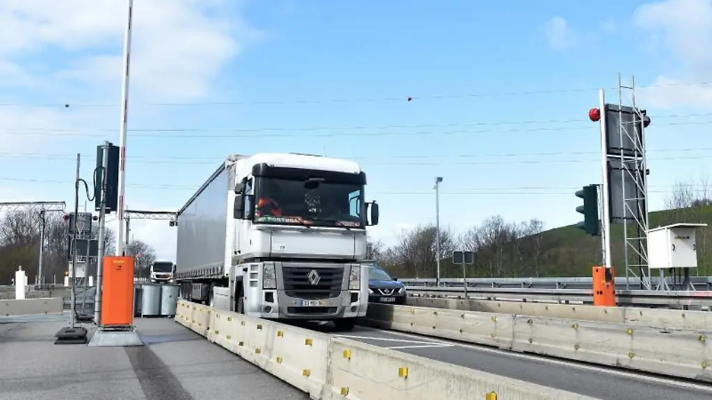 Ein-Lastwagen-faehrt-durch-die-Wiegeanlage-an-der-Duisburger-Rheinbruecke