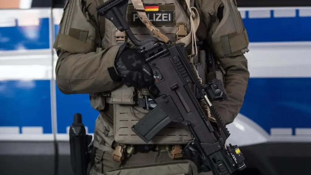 Ein-Einsatzbeamter-des-SEK-haelt-seine-Waffe