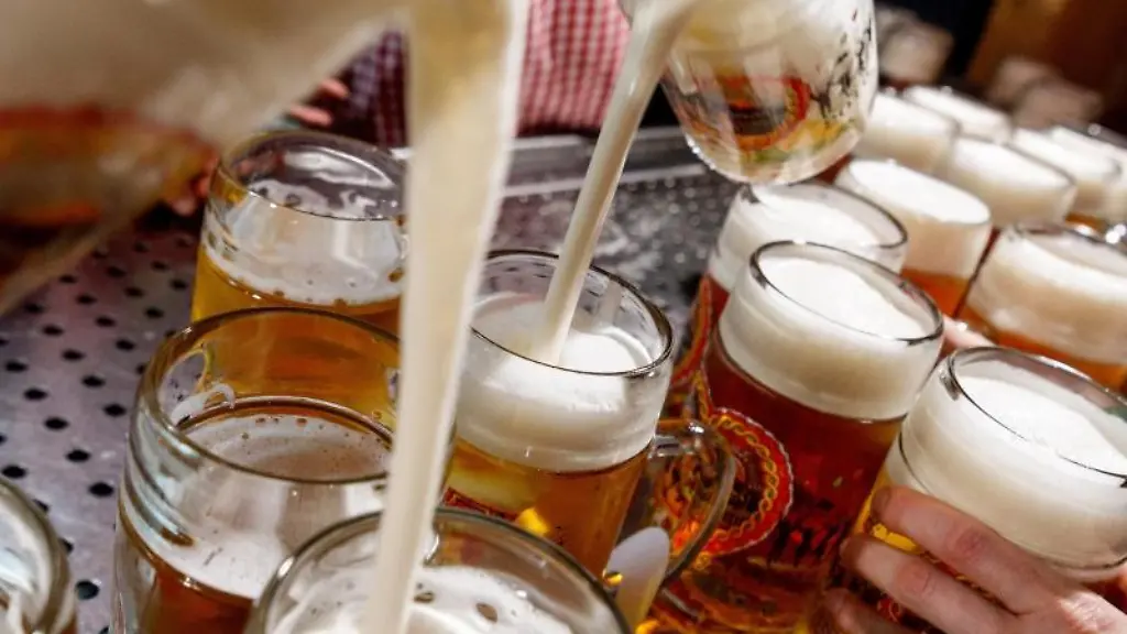 Auf-einem-Volksfest-wird-Bier-ausgeschenkt