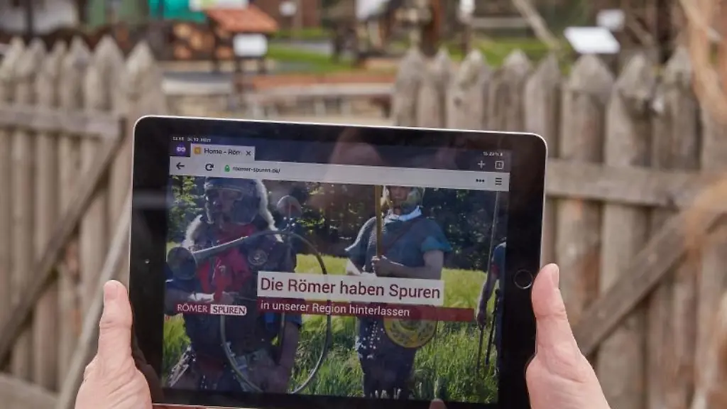 Eine-betrachtet-auf-ihrem-Tablet-Computer-das-neue-Internetportal-Roemerspuren