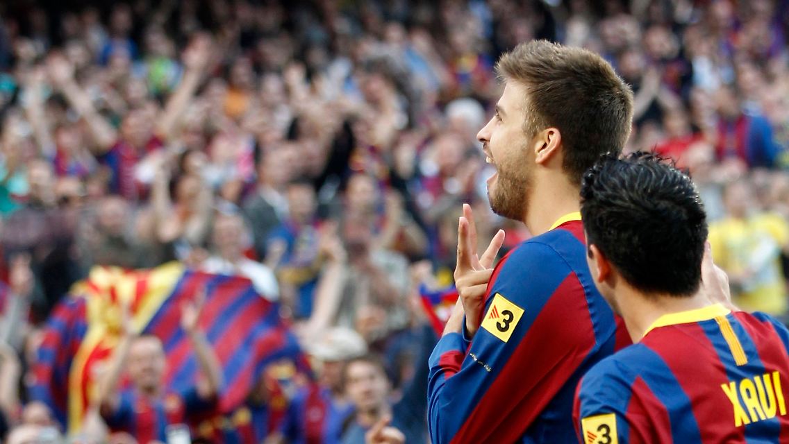 Barcelonas Spieler üben derweil schon einmal für den Meisterschaftsjubel. Hier Gerard Piquet.