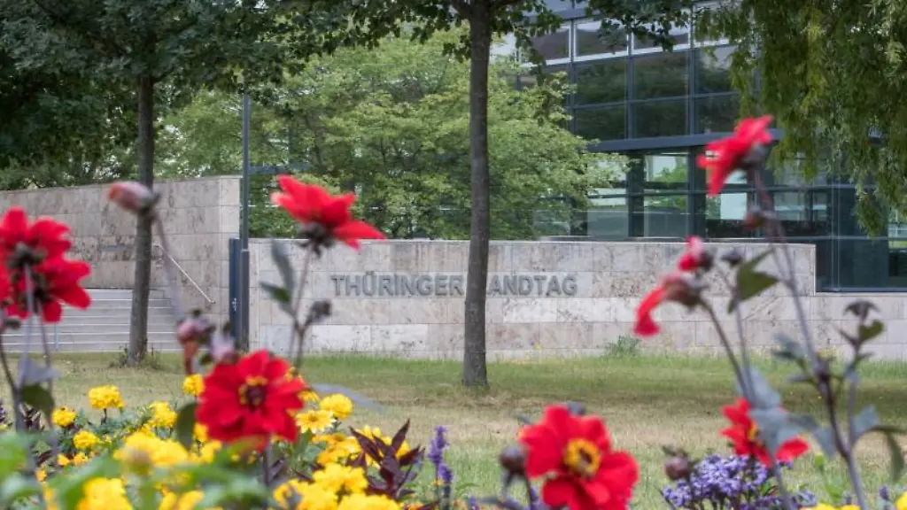 Der-Park-vor-dem-Thueringer-Landtag-gilt-als-moeglicher-Standort-fuer-ein-Mahnmal-fuer-NSU-Opfer